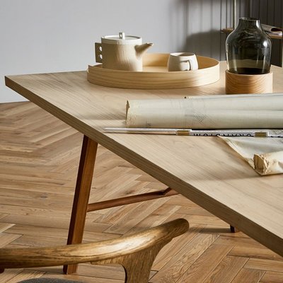 辦公室為何不能像家一樣舒適？——從工業與木制家具視角探尋理想工作空間